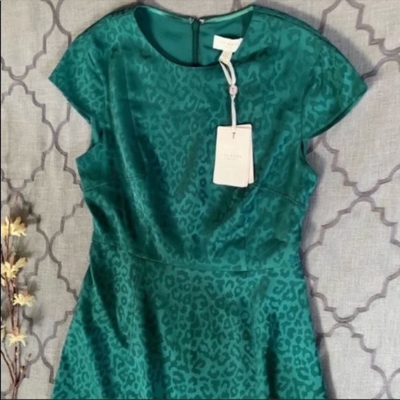 🎀NWT🎀Ted Baker Chic & Sleek Green Subtle Animal Print Midi Dress - Picture 4 of 16